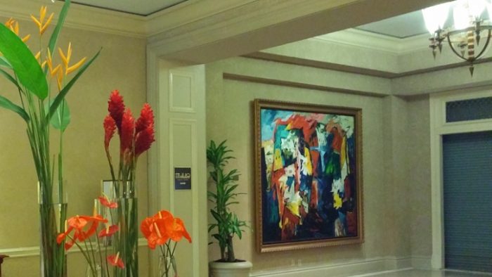 Rangkaian bunga dan lukisan besar di lobi di The Ritz-Carlton San Juan Puerto Rico