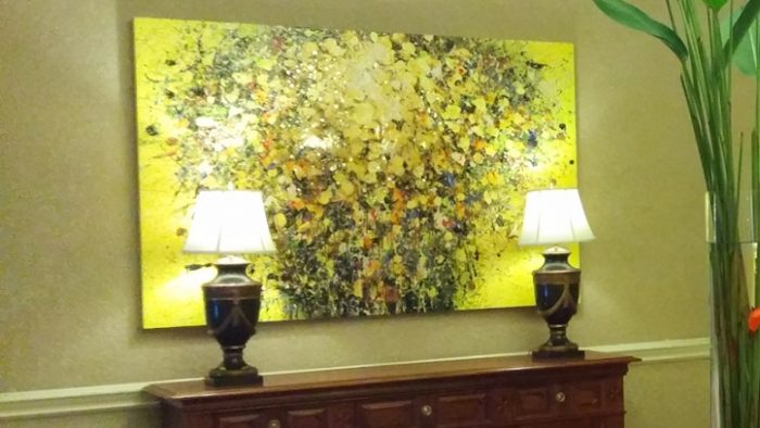 Lukisan bunga di dinding dan lampu meja di lobi The Ritz-Carlton San Juan Puerto Rico