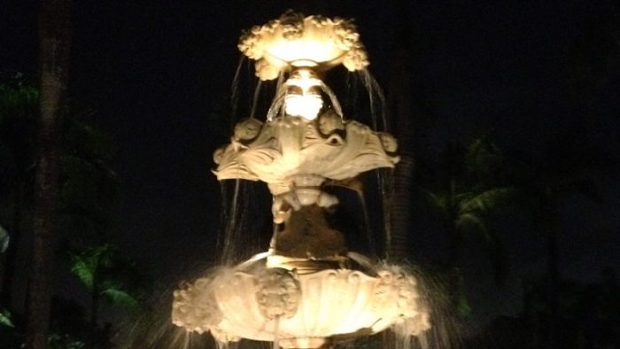 Bagian atas dari air mancur di depan hotel
