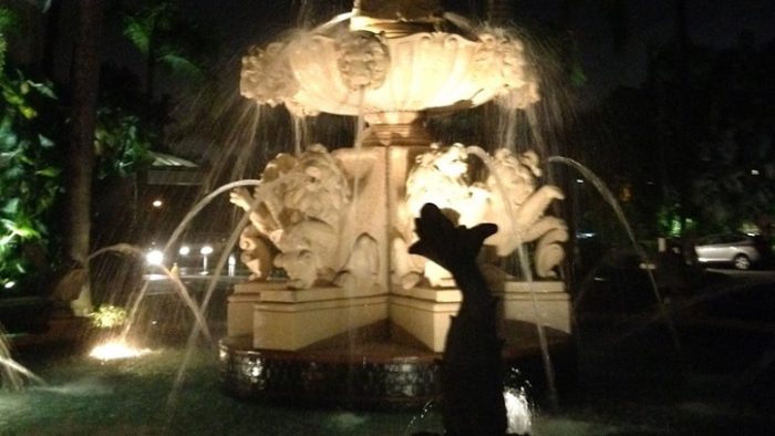Bagian bawah dari air mancur di depan hotel