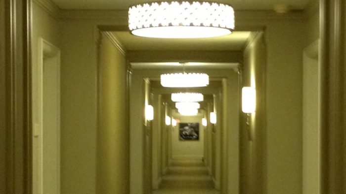 Koridor ke kamar tidur hotel dengan lampu bundar