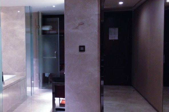 Hallway terletak dekat kamar mandi