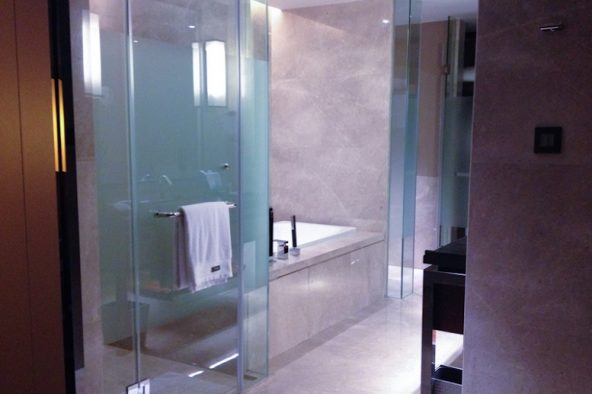 Kamar mandi dengan frosted glass doors memberikan kesan mewah