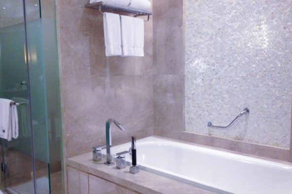 The Westin Heavenly Bedding Bak mandi besar untuk berendam menghilangkan lelah