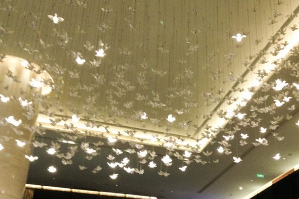 Details of the Westin Guangzhou white birds rain drop chandelier