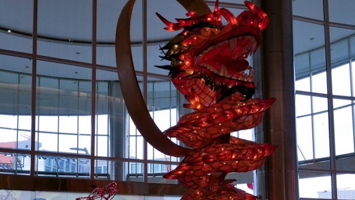 Kepala naga merah sebagai dekorasi Chinese Emporium Pluit Mall