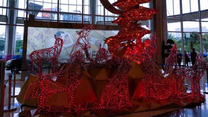 Badan naga merah sebagai dekorasi Chinese Emporium Pluit Mall