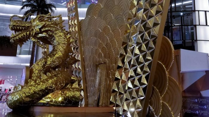 Kepala naga emas dengan kipas emas sebagai dekorasi Chinese Emporium Pluit Mall
