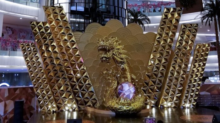 Latar belakang kipas emas sebagai dekorasi Chinese Emporium Pluit Mall