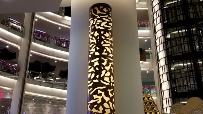 Lampu hias dengan motif abstrak di atrium mall