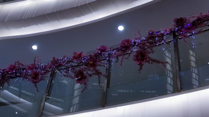 Rangkaian bunga merah muda di balkon mall