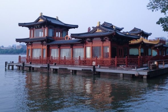 The Harmony of West Lake Hangzhou dengan paviliun China