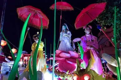 Mobil hias dewi Kwan Im pada Cap Go Meh Manado