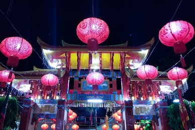 Pintu gerbang Kelenteng Kwan Kong Manado