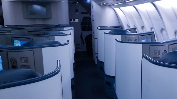 Perjalanan Mewah First Class Delta Airbus 330 Reverse Herringbone seats with high partition