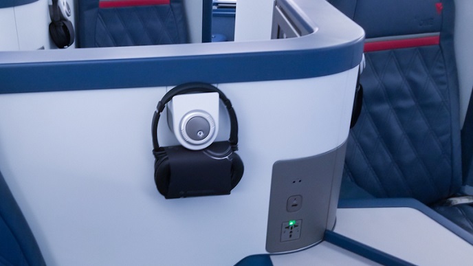 Delta First Class Atlanta Honolulu Delta Studio headphone