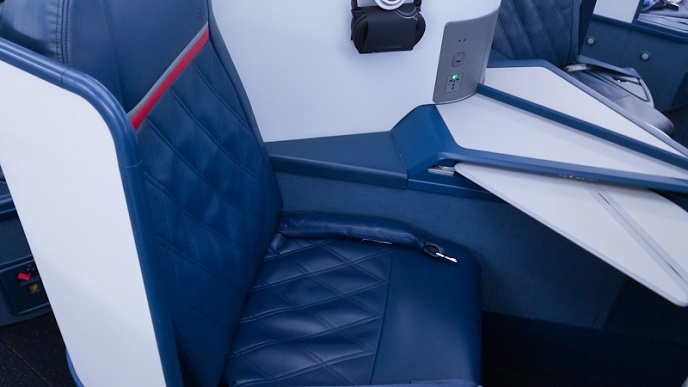 Perjalanan Mewah First Class Tempat duduk tengah dengan meja yang ladi dibuka