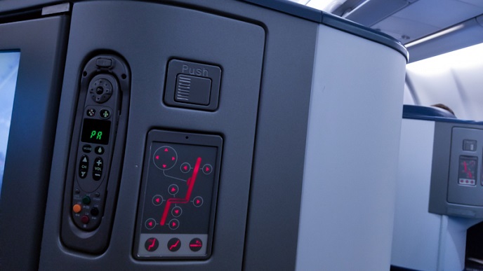 Perjalanan Mewah First Class Seat dan TV controller