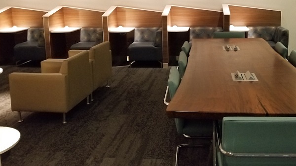 Meja kerja dan tempat duduk perorangandi Delta Sky Club Lounge Atlanta Terminal E