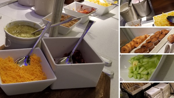 Buah, kue, keju dan saus tomat hijau
