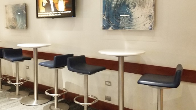 Tempat duduk dan meja tinggi dekat dinding