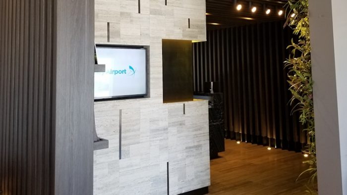 Dinding marmer dengan aksen kayu warna gelap di The Centurion Lounge Sydney airport