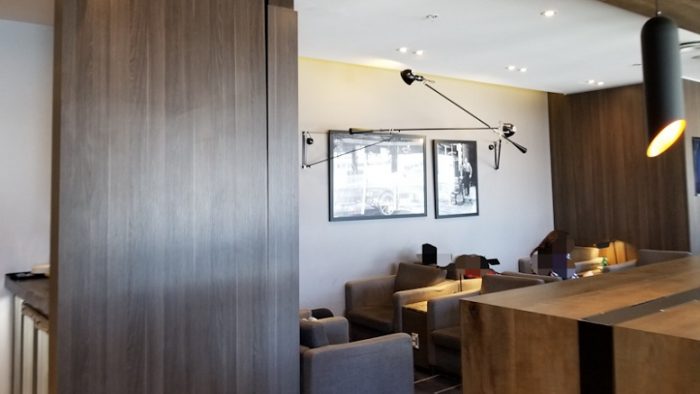 Tempat duduk dengan lampu dinding di lounge