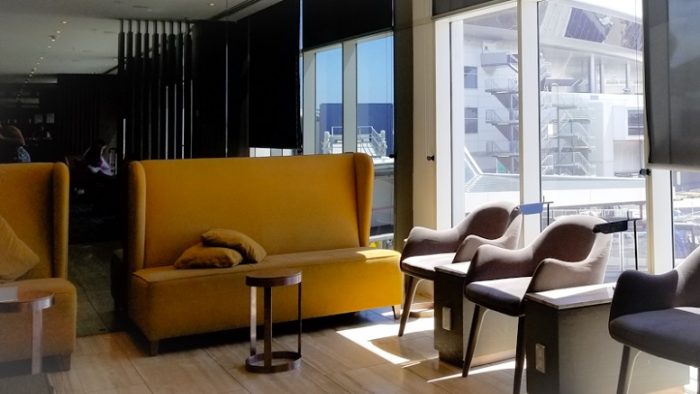 Sofa warna kuning dengan sandaran tinggi di The Centurion Lounge Sydney airport