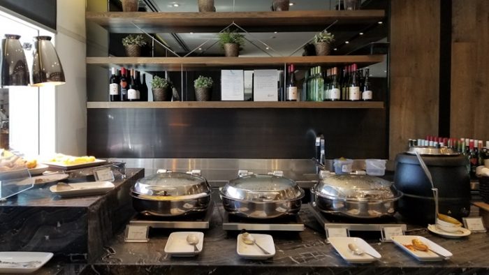 Beragam makanan dan minuman anggur yang disediakan di lounge ini