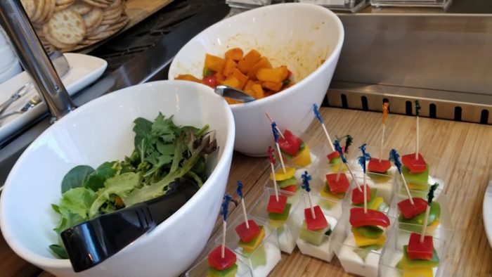 Salad daun hijau dan cabe warna warni