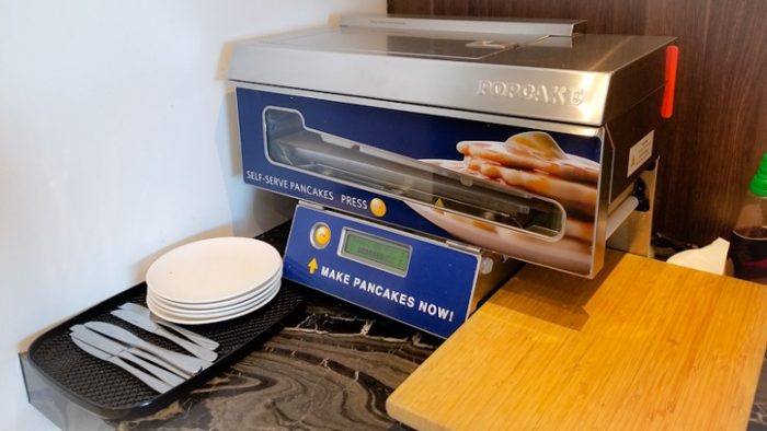 Mesin untuk membuat pancake otomatis di The Centurion Lounge Sydney airport