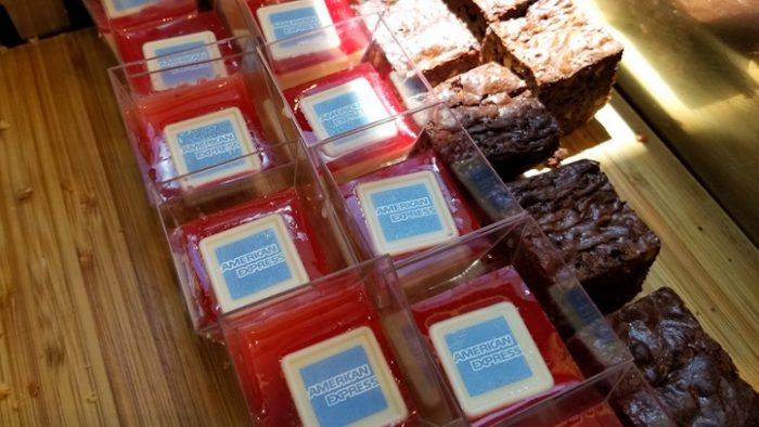 Puding dengan coklat putih berlogo American Express di The Centurion Lounge Sydney airport