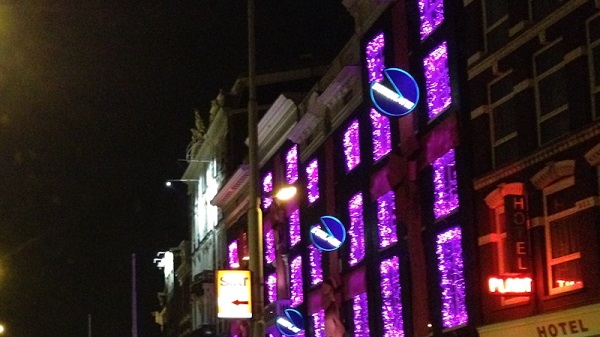 Lampu ungu di gedung