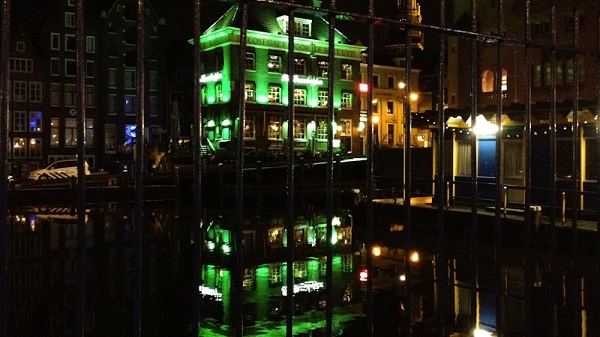 Lampu neon hijau di canal tempat naik perahu keliling canal
