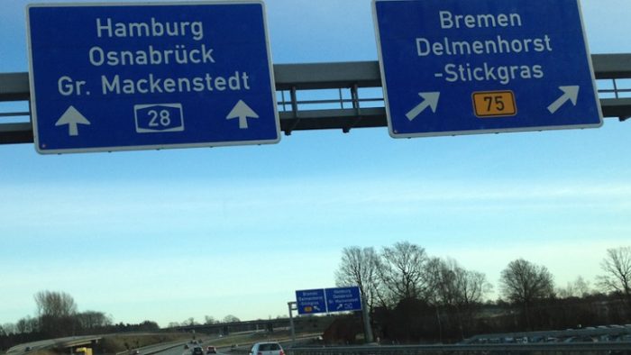 Tanda petunjuk jalan ke kota perdagangan maritim Bremen
