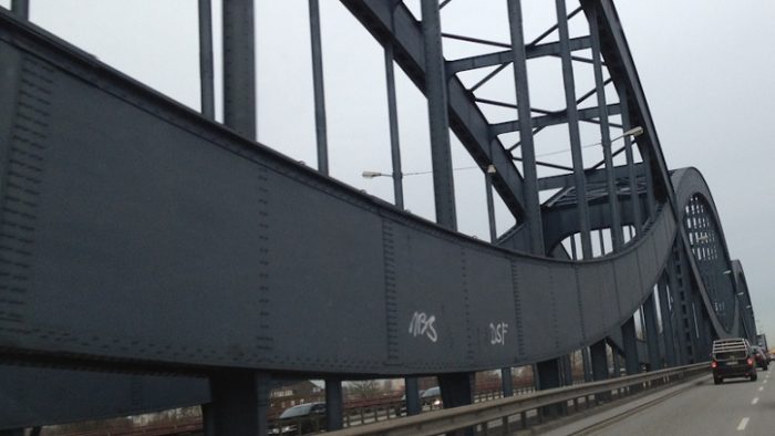Detil jembatan besi yang unik