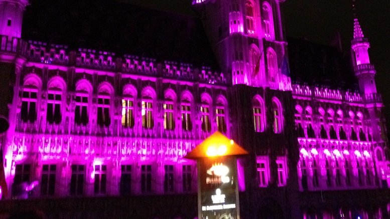 Lampu ungu yang berubah warna sebagai hiasan natal di Grand Place