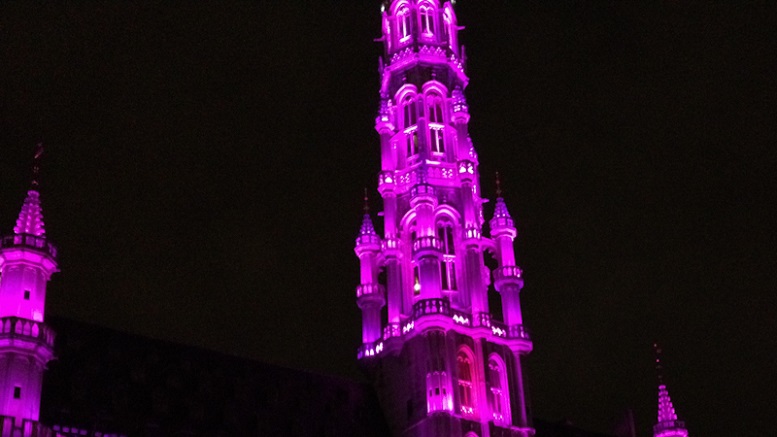 Lampu ungu yang berubah warna menghiasi Menara gedung di Grand Place