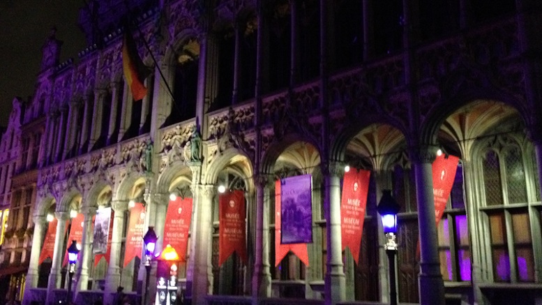 Museum dengan bendera sebagai hiasan natal di Grand Place