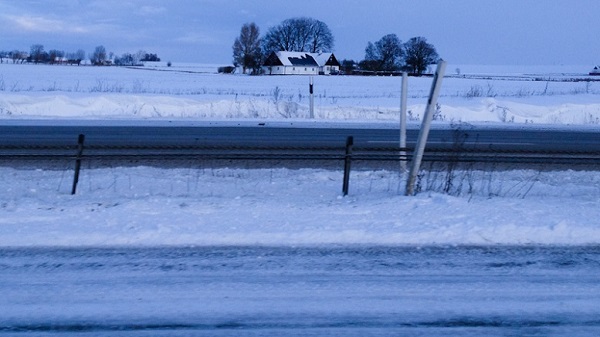 Salju tebal menutupi permukaan jalan dan sawah sebelum Menyeberangi terowongan laut dari Malmo ke Copenhagen
