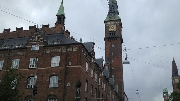 Copenhagen City Hall Square setelah Menyeberangi terowongan laut dari Malmo ke Copenhagen