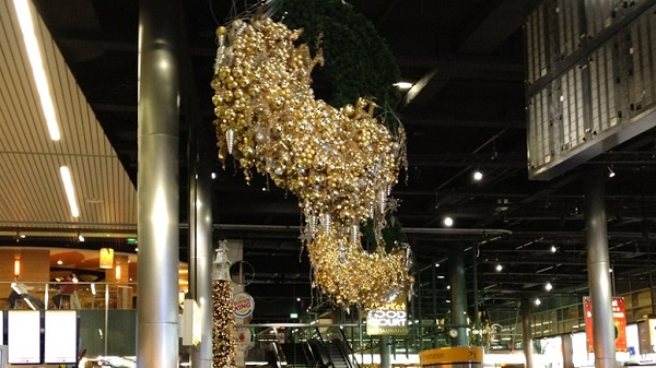 Hiasan natal berwarna emas di Copenhagen airport