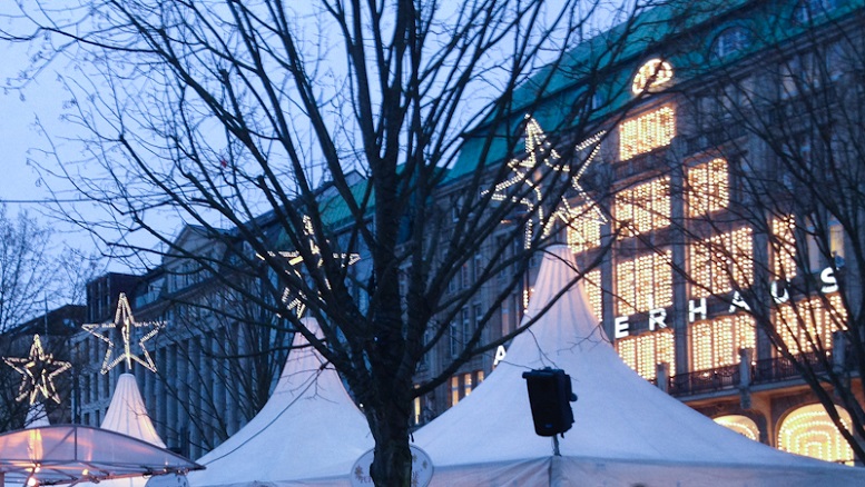 Lampu berbentuk bintang Christmas market di Hamburg
