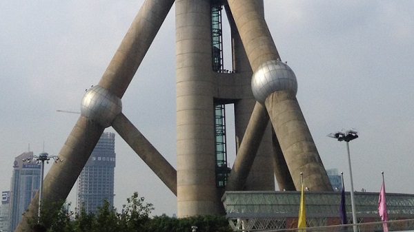 Bagian bawah Oriental Pearl Tower