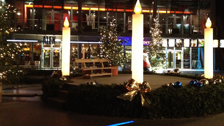 Lilin besar dan hiasan natal