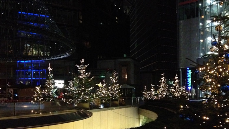 Hiasan lampu di pohon natal