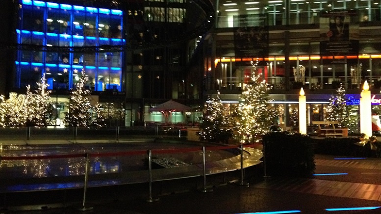 Hiasan lampu natal di Santa Claus and Reindeer at the Legoland Discovery Center Berlin