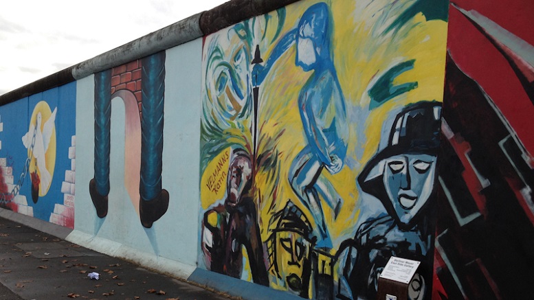 Lukisan di Berlin Wall