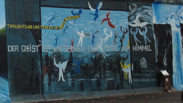 Lukisan burung di Berlin Wall