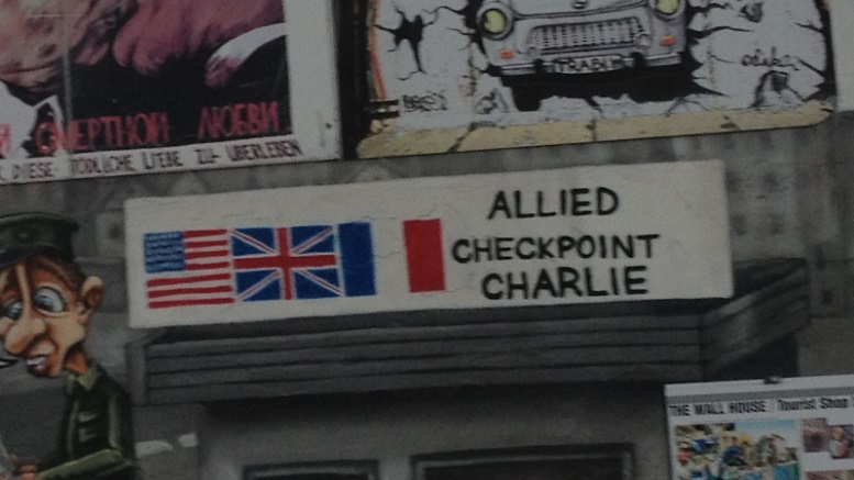 Lukisan Allied Checkpoint Charlie di Berlin Wall